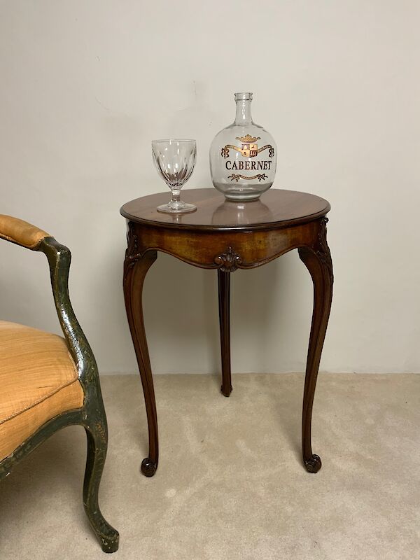 A Georgian mahogany lamp or wine table