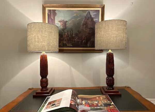 A pair of reeded mahogany table lamps