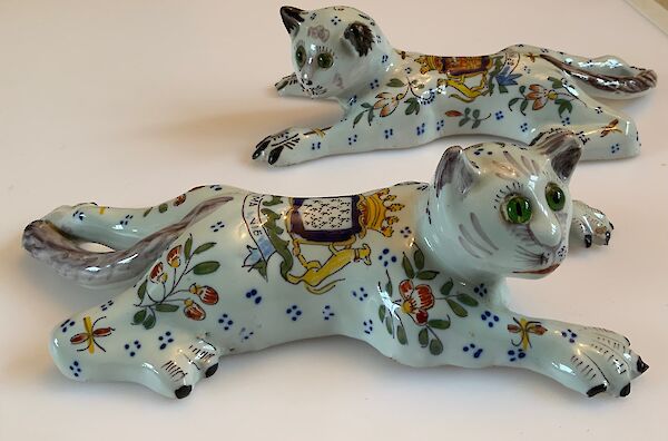 A pair of wall pockets on the form of cats